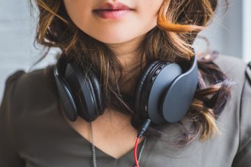 Hackers Can Turn Headphones into 'Acoustic Weapons,' Cybersecurity Expert Warns screenshot