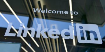 LinkedIn is Getting Sued After Its App Is Found Reading Clipboard Data in iOS screenshot