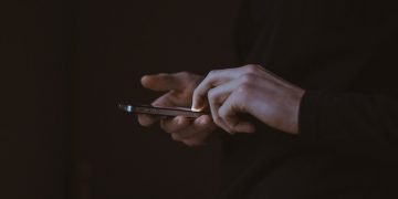 Researchers Warn About a New SMS Phishing Scam That Uses HMRC to Extract Sensitive Information screenshot